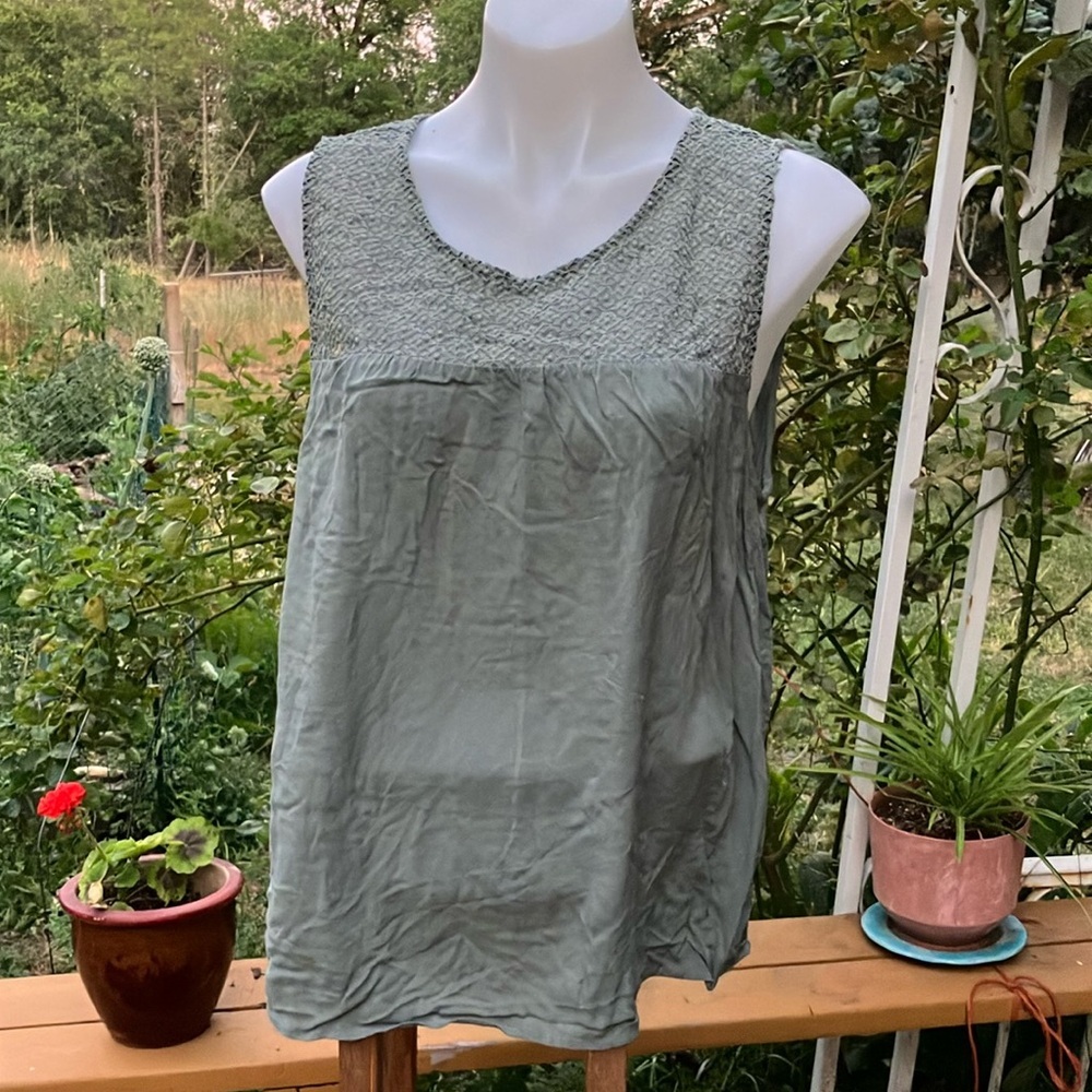 Old Navy  Sleeveless Relaxed Tank Top XL with pretty lace, shoulders